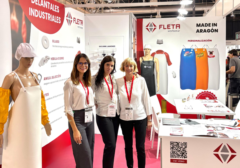 Staff de Fleta en el stand de delantales industriales